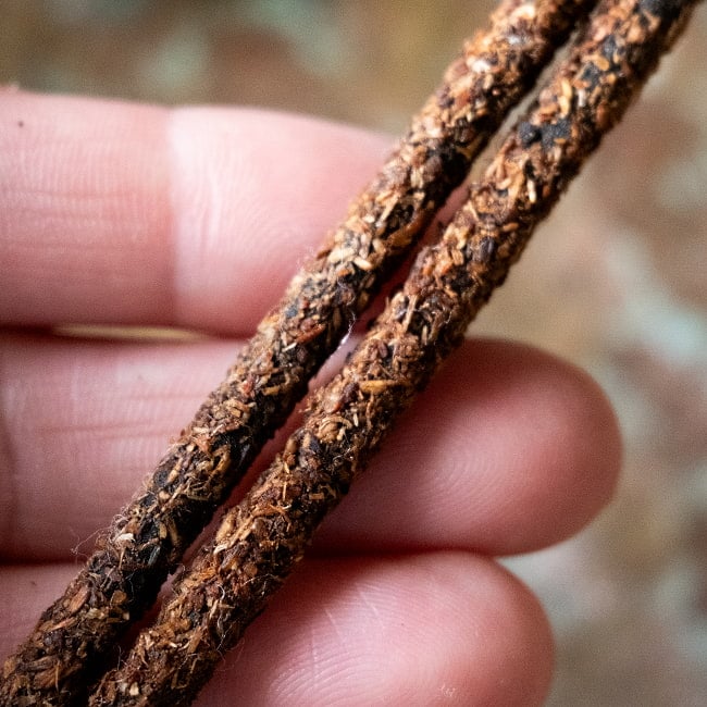 素材感がそのまま ハーブやスパイスを練り合わせたマサラ香 6 - 手に持っても太いのがわかります。