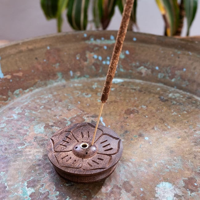 素材感がそのまま ハーブやスパイスを練り合わせたマサラ香 7 - 竹部分は細いので、通常のお香たてが使用できます。