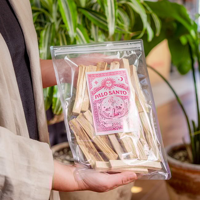 パロサント 天然の香木〔約250g〕品質の良いペルーのピウラ産 PALO SANTO チャック付き袋 ヨガや瞑想 浄化などへ 5 - このくらいのサイズ感になります