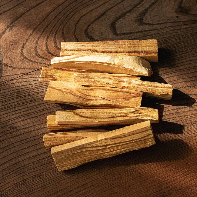 パロサント 天然の香木〔業務用 約1Kg〕品質の良いペルーのピウラ産 PALO SANTO ヨガや瞑想 浄化などへ 11 - 太陽の下で乾燥熟成させて、甘く心地よい香りがします。