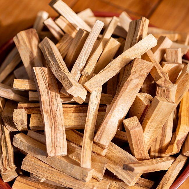 パロサント 天然の香木〔業務用 約1Kg〕品質の良いペルーのピウラ産 PALO SANTO ヨガや瞑想 浄化などへ 4 - とても良い香りがしてきます