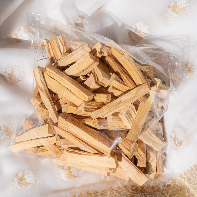 パロサント 天然の香木〔業務用 約1Kg〕品質の良いペルーのピウラ産 PALO SANTO ヨガや瞑想 浄化などへ 5 - このような包装でパックされております