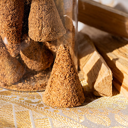 パロサント 香木 コーン香〔約30g入り〕パロサントをそのままコーン香にしたピュアなお香  品質の良いペルーのピウラ産　PALO SANTO　蓋付きボトル入り　ヨガや瞑想　浄化などへ - サブ2