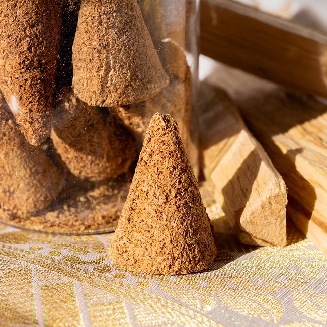 パロサントそのままのコーン香〔約30g入り〕品質の良いペルーのピウラ産 PALO SANTO 蓋付きボトル入り ヨガや瞑想 浄化などへ 2 - パロサントを細かくして圧着したパロサントそのままのお香です