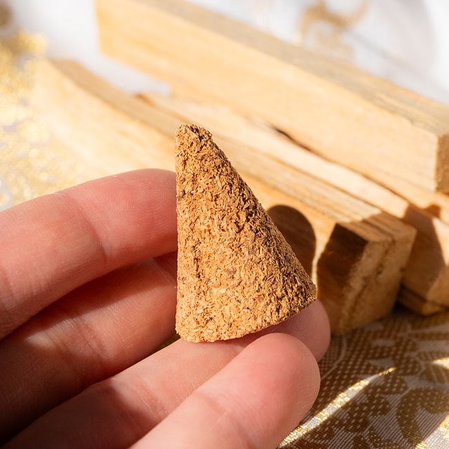 パロサントそのままのコーン香〔約30g入り〕品質の良いペルーのピウラ産 PALO SANTO 蓋付きボトル入り ヨガや瞑想 浄化などへ 3 - 手作りなので形はそれぞれ若干個性があります