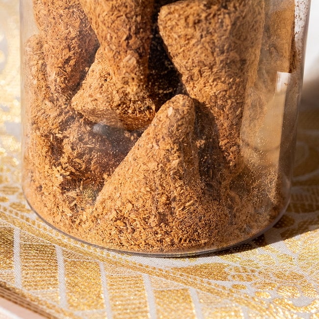 パロサントそのままのコーン香〔約30g入り〕品質の良いペルーのピウラ産 PALO SANTO 蓋付きボトル入り ヨガや瞑想 浄化などへ 7 - 木くずは緩衝材+おまけ分として入っております