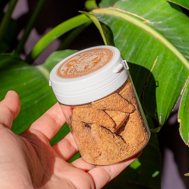 パロサントそのままのコーン香〔約30g入り〕品質の良いペルーのピウラ産 PALO SANTO 蓋付きボトル入り ヨガや瞑想 浄化などへ 8 - このくらいのサイズ感になります