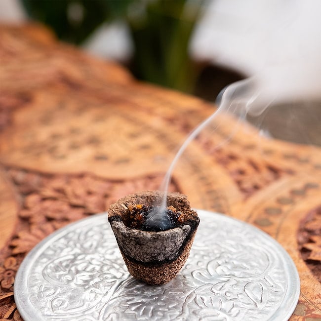 Shivrudra Kapila Dhoop シヴァ神に捧げる、インドの聖牛由来のドゥープ香　プージャ　浄化用 7 - 実際焚いてみたところです