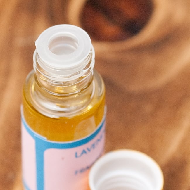 イランイラン(YLANG YLANG)の香り - オウロシカアロマオイル　CENTENARY 3 - 以下は同ジャンル品の写真です。このように内蓋が付いています。