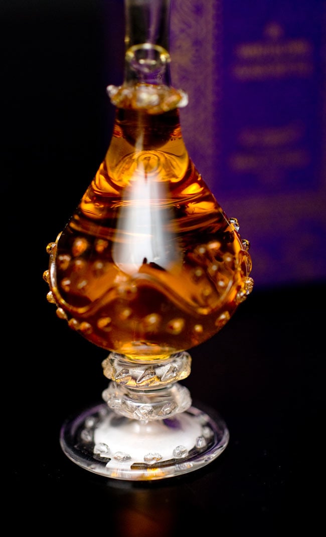 【15ml】阿片の香り(Opium) - ナチュラルフレグランスオイル 4 - 装飾の施されたボトルです。ハンドメイドのため、デザインや大きさは一つ一つことなります。