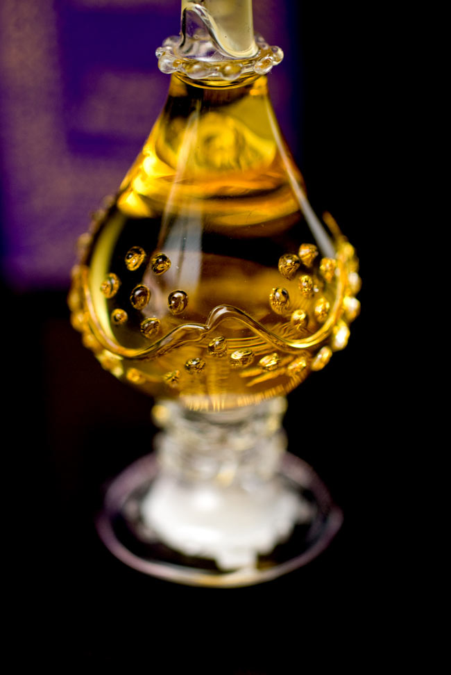 【15ml】白檀の香り(Precious Sandal) - ナチュラルフレグランスオイル 4 - 装飾の施されたボトルです。ハンドメイドのため、デザインや大きさは一つ一つことなります。