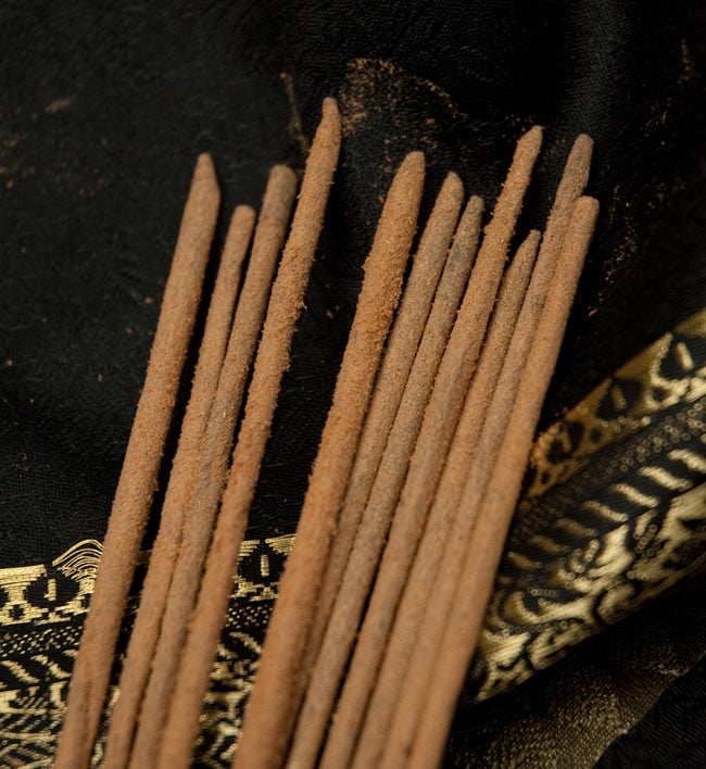 Spiritual Guru香 6 - お香の表面にパウダーが付いている高級タイプのインド香です