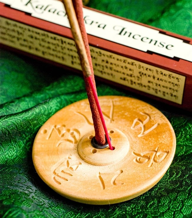 Dorje Incense -ドルジェ香 5 - インド香との違いはこのようになります。持ち手が細いほうがインド香で、太いほうがチベット香です。
