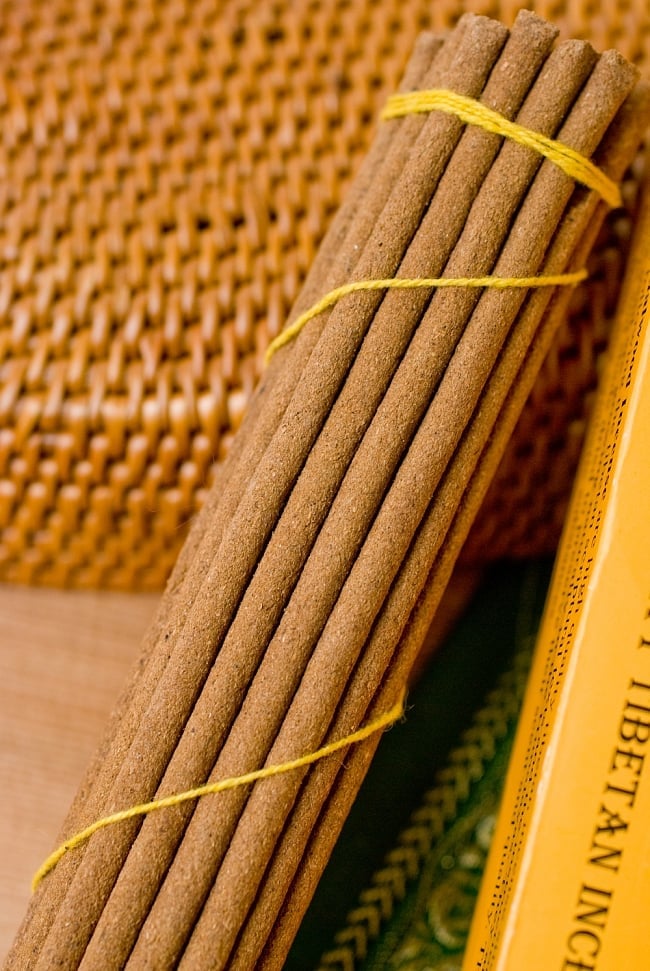 Tibetan Sandalwood Incense -チベットの白檀香 2 - このようにインド香とは太さが異なっています。
