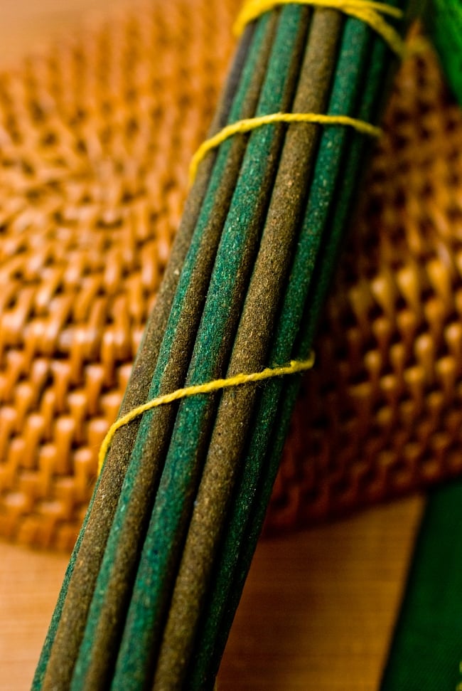 Green Tara Incense -緑ターラー菩薩香 2 - このようにインド香とは太さが異なっています。