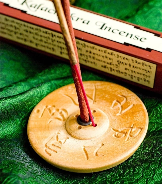 Green Tara Incense -緑ターラー菩薩香 5 - インド香との違いはこのようになります。持ち手が細いほうがインド香で、太いほうがチベット香です。