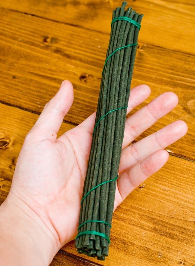 【訳あり】Tara Incense -ターラー菩薩香 3 - だいたいこのような長さになります。とても長いので燃焼時間も長いです。（長さ約25cmの同サイズの他商品です）
