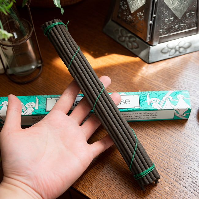 Kailash Incense -聖地カイラシュ香 3 - だいたいこのような長さになります。とても長いので燃焼時間も長いです。
