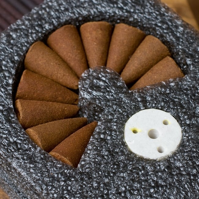 アーユルヴェーダ香 - カパ体質用 - 没薬・フランキインセンス 10 - 中を開けたところです。お香が綺麗に入っています