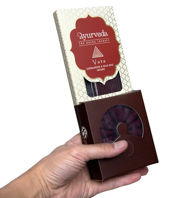 アーユルヴェーダ香 - カパ体質用 - 没薬・フランキインセンス 5 - サイズ比較のために手に持ってみました