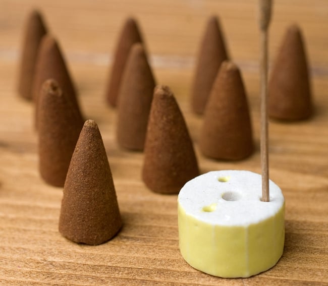 アーユルヴェーダ香 - カパ体質用 - 没薬・フランキインセンス 6 - 中にはこの様なコーン香と、陶器のお香たてが入っています。お香たての色はアソートになります