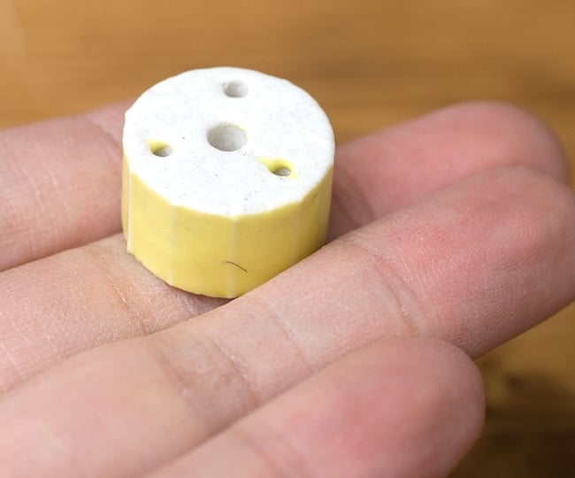 アーユルヴェーダ香 - カパ体質用 - 没薬・フランキインセンス 7 - お香たてを手に持ってみました