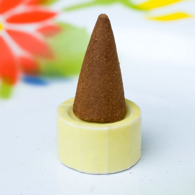 アーユルヴェーダ香 - カパ体質用 - 没薬・フランキインセンス 8 - お香たての上にコーン香を載せてみました