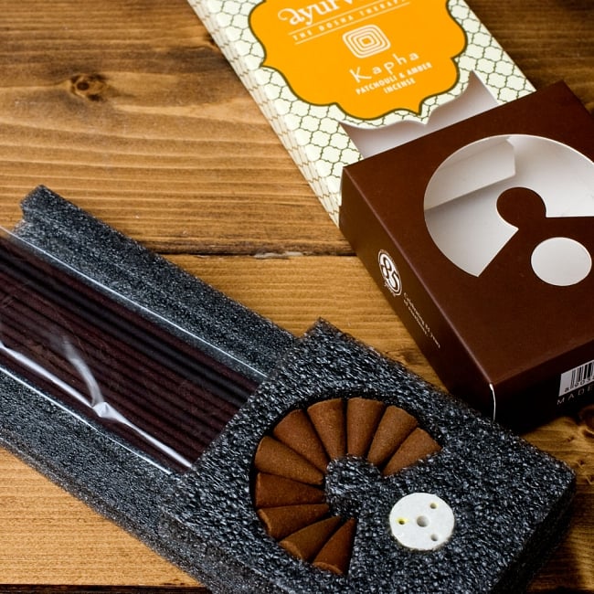 アーユルヴェーダ香 - カパ体質用 - 没薬・フランキインセンス 9 - 中を開けたところです。お香が綺麗に入っています