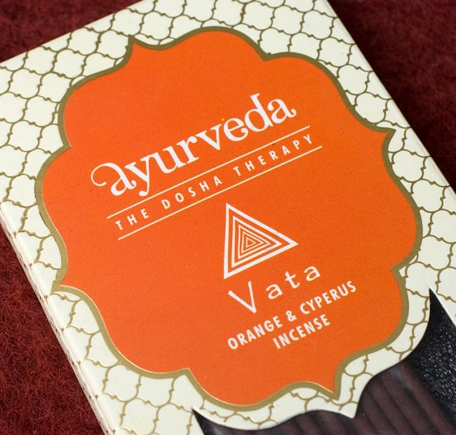 アーユルヴェーダ香 - ヴァータ体質用 - オレンジ・カヤツリグサ 2 - 斜めからパッケージを撮影しました