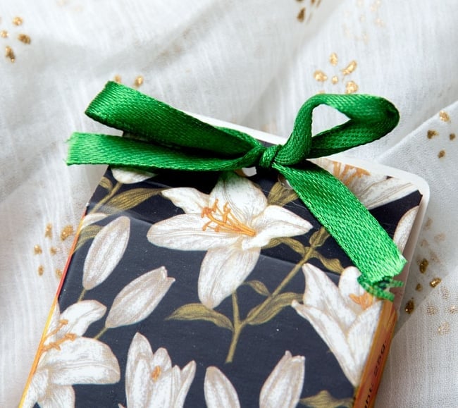 Song of India - Little Pleasures香 - 谷に咲く百合の香り 3 - リボンの拡大です