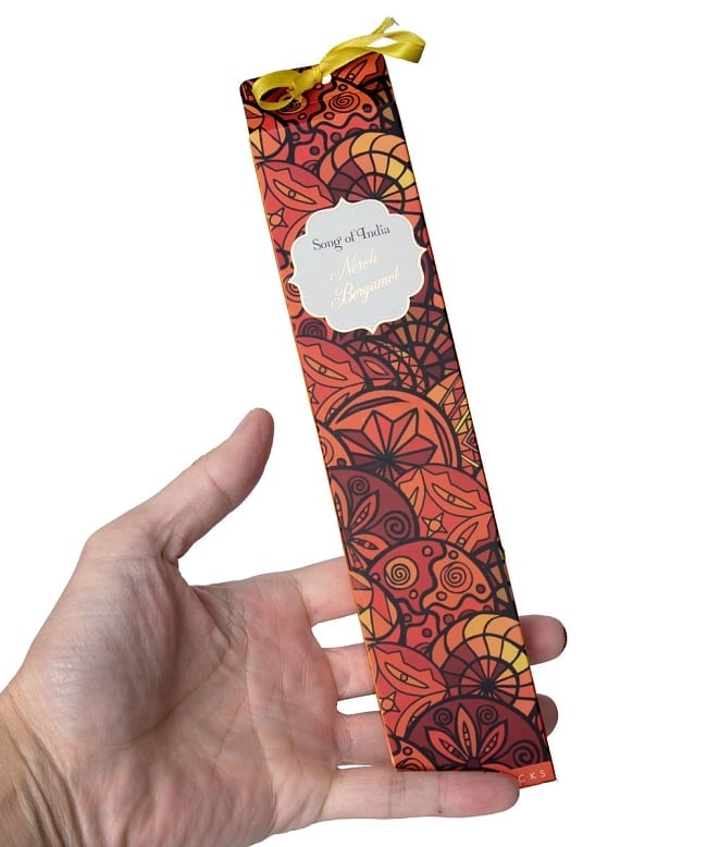 Song of India - Little Pleasures香 - NeroliBergamot 5 - サイズ比較のために手に持ってみました