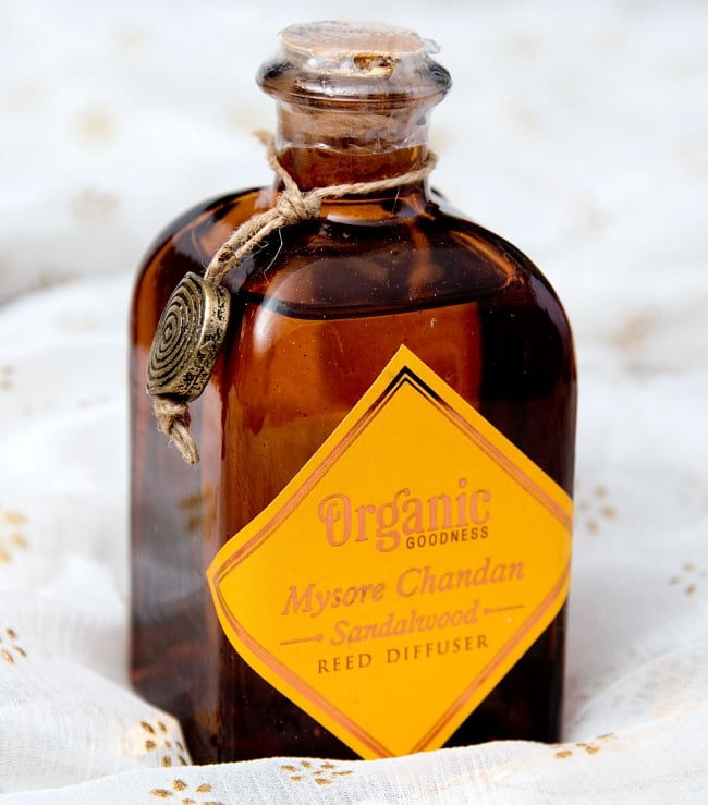 Organic GOODNESS - リードディフューザー - マイソール・チャンダン(白檀) サンダルウッド 3 - ボトルだけで撮影しました。ウィスキーのミニボトルのようです
