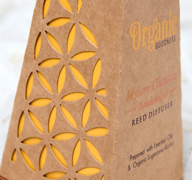 Organic GOODNESS - リードディフューザー - マイソール・チャンダン(白檀) サンダルウッド 4 - パッケージはマンダラ模様の切れ込みデザイン入り
