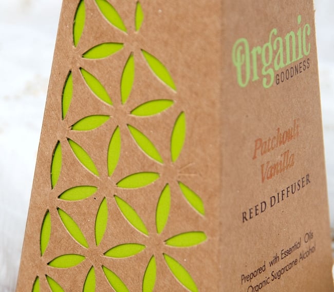 Organic GOODNESS - リードディフューザー - パチュリー・バニラ 4 - パッケージはマンダラ模様の切れ込みデザイン入り
