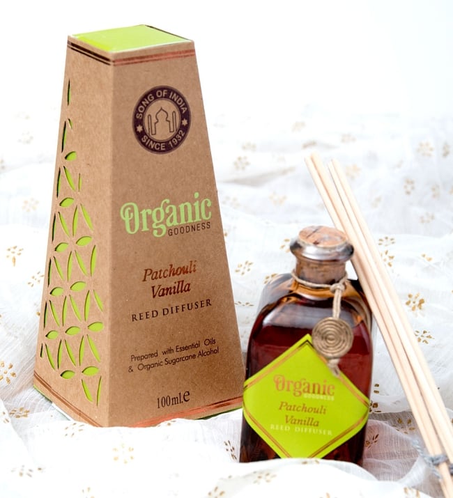 Organic GOODNESS - リードディフューザー - パチュリー・バニラの写真1枚目です。茶色のパッケージの中に、アロマリキッドが入ったボトル、ディフューザーの棒、コルク抜きが入っています
ギフト,リードディフューザー,アロマ,フレグランス,お香,プレゼント