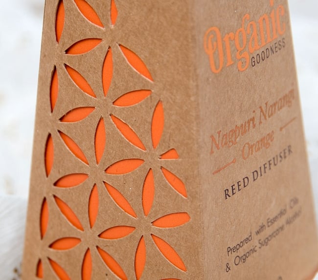 Organic GOODNESS - リードディフューザー - ナグプーリ・ナランギ　 オレンジ 4 - パッケージはマンダラ模様の切れ込みデザイン入り