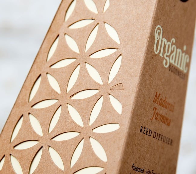 Organic GOODNESS - リード・ディフューザー - マドゥライ・ジャスミン 4 - パッケージはマンダラ模様の切れ込みデザイン入り
