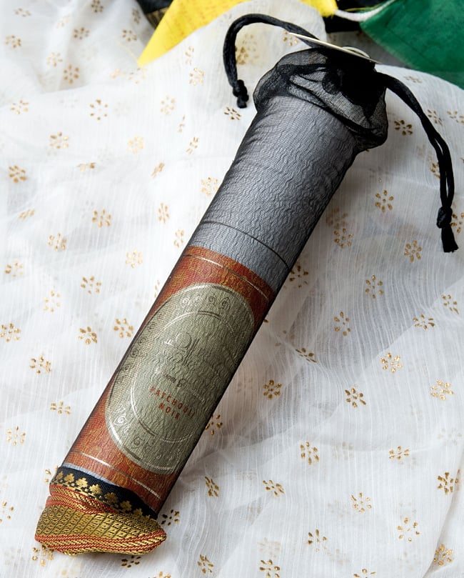 リードディフューザー[Allure Collection] - パチョリ・ノワール 4 - ギフト用に薄い紗の袋でくるまれています