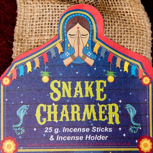 Great Indian Incense - SNAKE CHARMAR - ラベンダー＆ベルガモット 3 - ラベルの部分のアップです。ナマステの女性がインドらしいですね