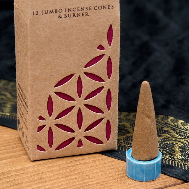お香立つきOrganic Goddessコーン香ギフトセット - アラビアン・ウード 8 - 中にはコーン香が12本と、陶器のお香たてが入っています