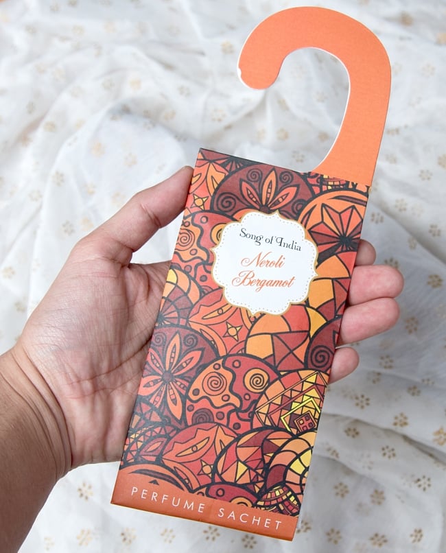 Song of India - サシェ（香り袋） - ベルガモット オレンジ 6 - サイズ比較のため手にとってみました。（写真は類似商品です）