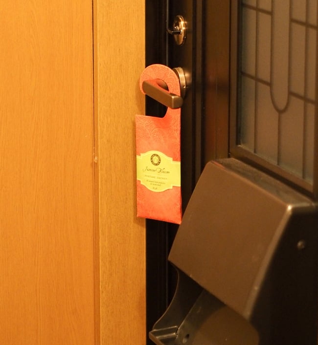 Song of India - サシェ（香り袋） - ハニーシャックル ピンク 7 - 玄関で使ってみました。吊り下げるだけなので簡単ですね！（写真は類似商品です）