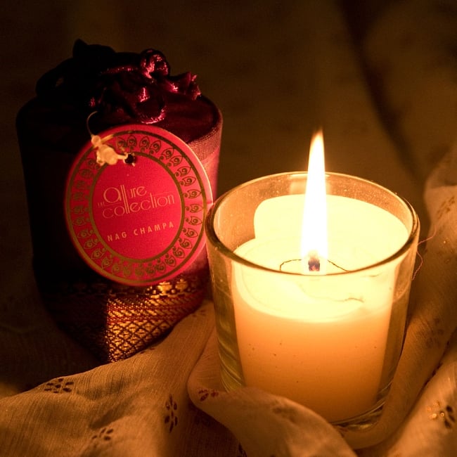 フレグランスキャンドル・ミニギフト - Allure Collection  - ナグチャンパの写真1枚目です。火をつけてキャンドルを横に置きましたギフト,プレゼント,手土産,フレグランスキャンドル,ろうそく,ろうそく　香り,お香,キャンドル