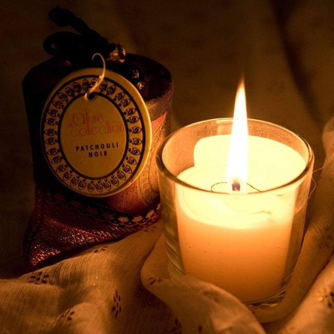 フレグランスキャンドル・ミニギフト - Allure Collection  - パチュリー・ノワールの写真1枚目です。火をつけてキャンドルを横に置きましたギフト,プレゼント,手土産,フレグランスキャンドル,ろうそく,ろうそく　香り,お香,キャンドル