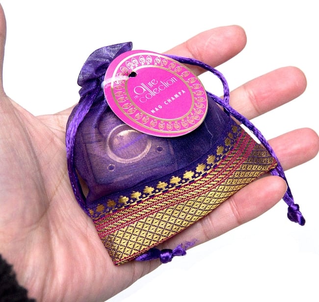 オーガンジーの袋入りコーンお香セット - ナグ・チャンパ 5 - サイズ比較のために手に持ってみました
