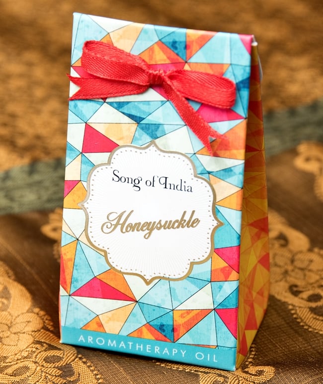 Song of India アロマオイル - ハニーサックル 2 - パッケージを撮影してみました。とっても可愛いデザインでとっておきたくなってしまいます。