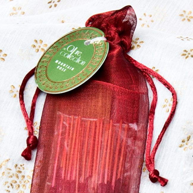 スティック香＆お香立てセット[Allure Collection] - マウンテンローズ 2 - おしゃれなデザインで新しいインドの香りの世界を創造する、Song of India製。「Allure Collection」のロゴが光ります。
