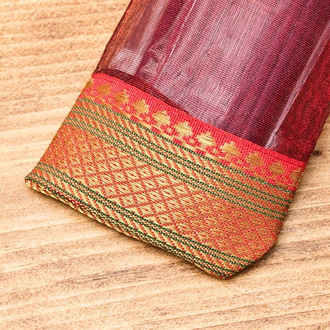 スティック香＆お香立てセット[Allure Collection] - マウンテンローズ 3 - インド模様のチロリアンテープの装飾がおしゃれな可愛いパッケージです。
