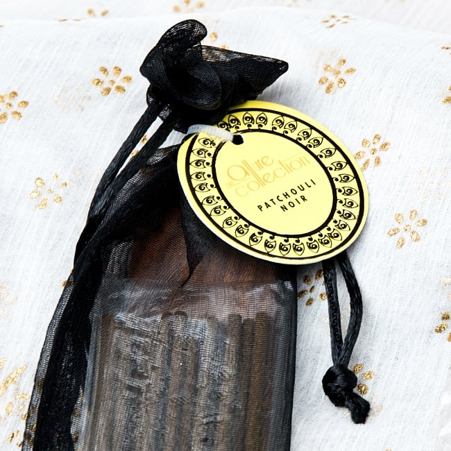 スティック香＆お香立てセット[Allure Collection] - パチュリーノワール 2 - おしゃれなデザインで新しいインドの香りの世界を創造する、Song of India製。「Allure Collection」のロゴが光ります。