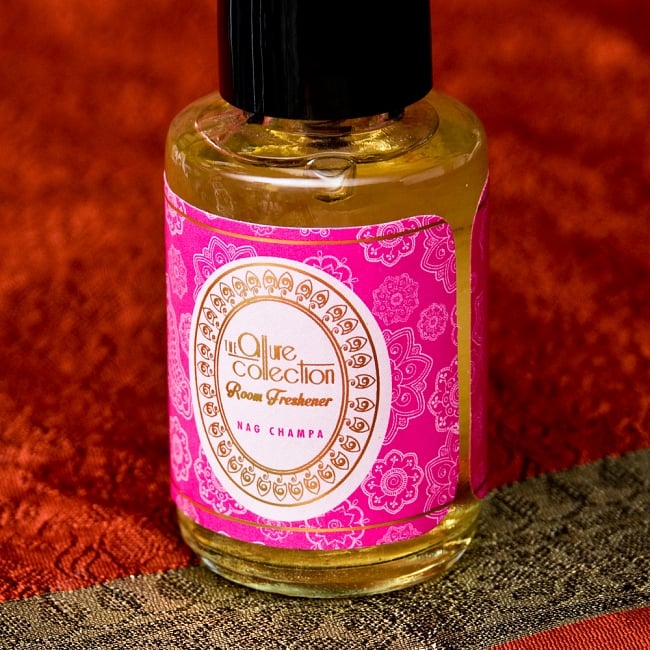 ルームフレッシュナー [Allure Collection］ - ナグチャンパ 2 - おしゃれなデザインで新しいインドの香りの世界を創造する、Song of India製。「Allure Collection」のロゴが光ります。